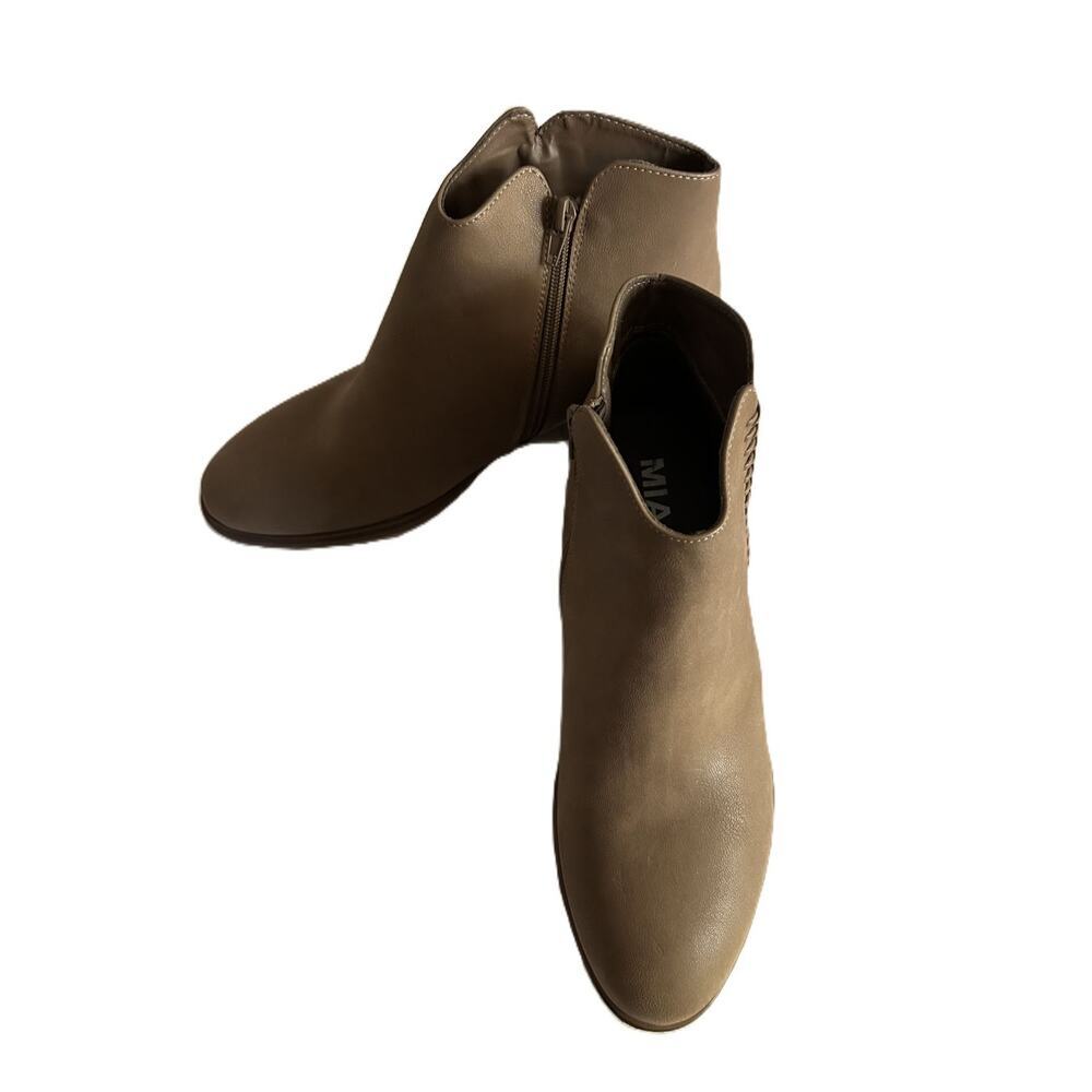 MIA NEW Jaice Side Zip Braid Detail Round Toe Ankle Bootie Taupe Size 9.5